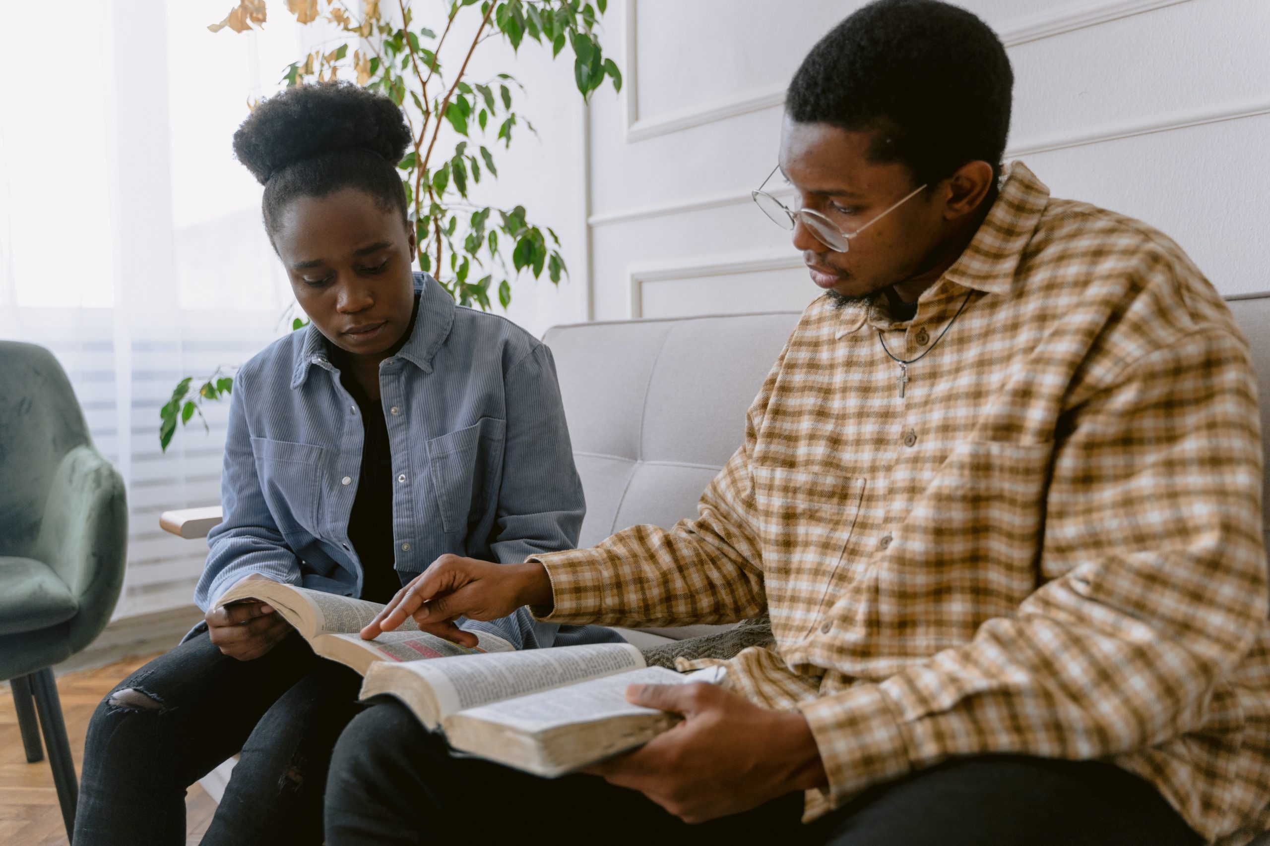 africam man and woman reading the bible